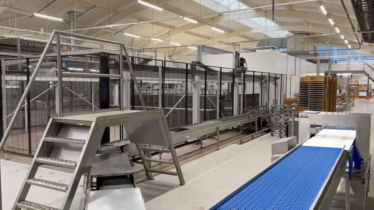 EverBake bread straps in automatic production line industrial bakery